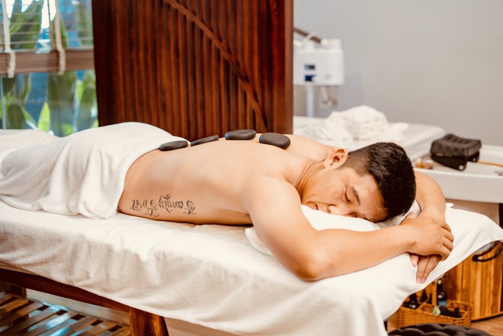 Những lợi ích sức khỏe vượt trội từ massage đá nóng