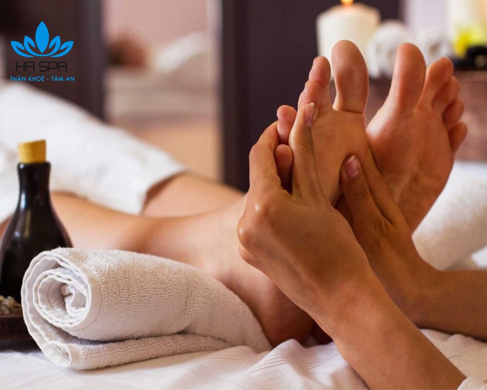 Hướng dẫn cách mát xa chân (foot) tại nhà đơn giản hiệu quả nhất 6 Làm nóng bàn tay và thoa dầu massage